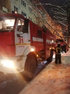 Из горящей квартиры в Оленегорске удалось спасти человека