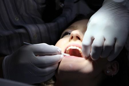 Ученые из Великобритании выяснили, что зубные протезы могут стать причиной воспаления легких и ангины