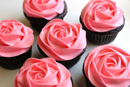 Сливочный крем «Розовый закат» идеален для тортов и пирожных: Шикарное украшение для десертов — приготовите за 5 минут