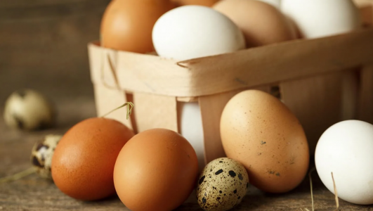 Чистим правильно и без последствий: Можно ли мыть яйца перед приготовлением и разбивать о край посуды — бактерии не попадут внутрь