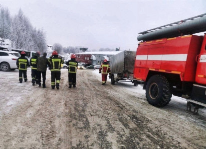Спасательная операция на дороге в Мурманской области на трассе «Кола»: водитель грузовика застрял в кабине после аварии