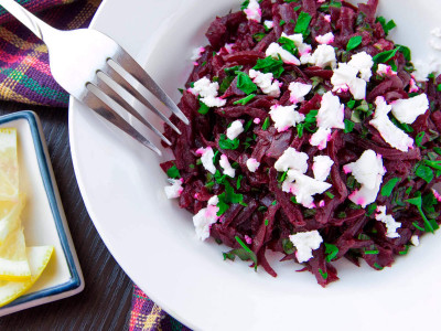 Не только вкусно, но и полезно: натираем свёклу и смешиваем с этими ингредиентами — восхищение салатом обеспечено