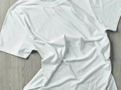 Желтизна и серость с футболок и рубашек исчезнет: они станут снова белоснежными, как снег — поможет бережное натуральное средство