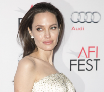 Из крайности в крайность: Анджелина Джоли сменила мятые балахоны на наряды без белья — и так ходит по улицам Лос-Анджелеса