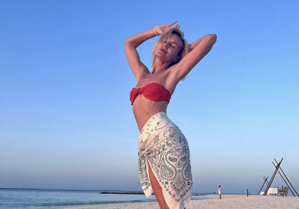 Ни макияжа, ни купальника: Заново влюбившаяся Полина Гагарина опубликовала пикантное фото — каникулы на Мальдивах