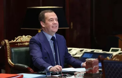 «Война неизбежна»: Медведев иронично ответил на заявление представителя Госдепа об отказе отдавать Путину Аляску, но миру почему-то не смешно