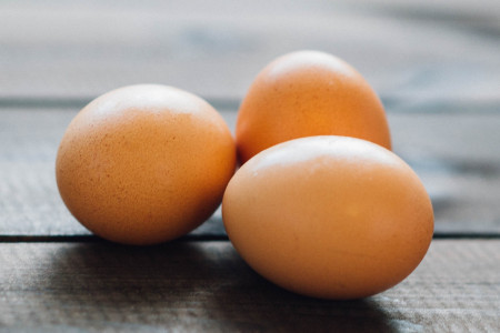 Зачем опытные хозяйки добавляют соду при варке яиц: раскрыта малоизвестная хитрость — результат поразит