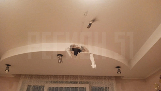 Соцсети: неизвестные запустили сигнальную ракету в окно многоэтажки в Мурманске