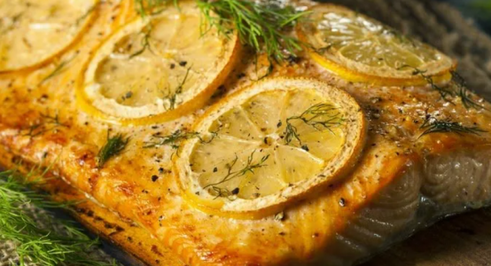 Никогда не будет сухой и пресной: как вкусно запечь рыбу с лимоном — подойдут даже нежирные сорта, ароматный и простой рецепт