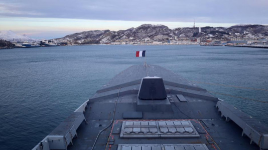 «Копошатся под носом у РФ»: Французский военный корабль замечен в водах Арктики