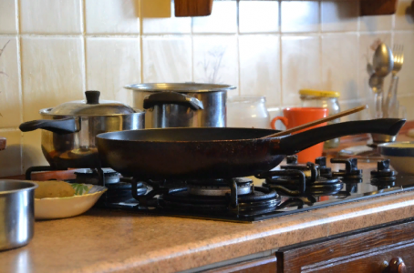 Застарелый нагар исчезнет без следа: очищаем сковородку в считанные минуты — необычный способ