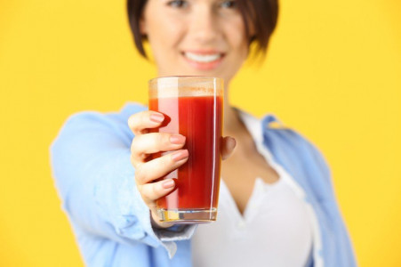 Не дает тромбам сформироваться: этот красный сок действует на тромбоциты всего за 3 часа — вкусно и полезно