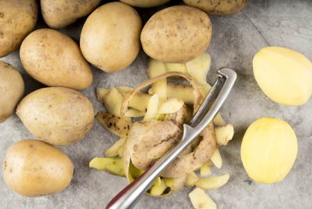Не спешите выбрасывать: агроном рассказала, зачем нужно замораживать картофельные очистки
