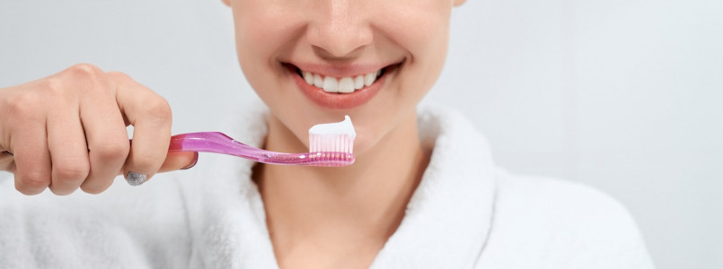 Стоматолог ответил, когда нужно чистить зубы: до или после завтрака — чтобы не убить эмаль до основания