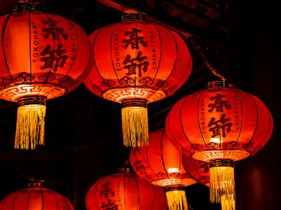 Как загадать желание на китайский Новый год, чтобы оно сбылось: потребуются красная бумага, мандарины и шары — так делают все в Китае