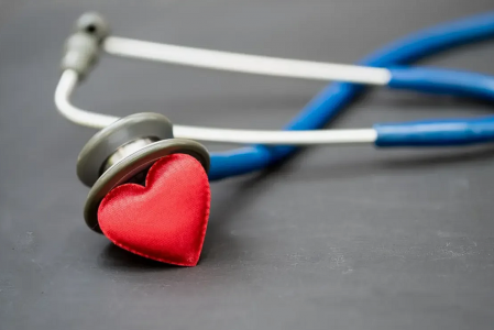 Сердце стучит не как часы: 6 признаков проблем с сердечным ритмом — при каком пульсе нужно спешить к врачу