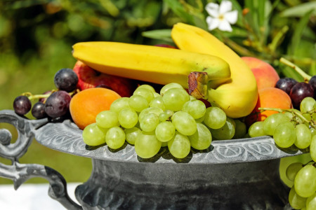 Замедлят старение и продлят молодость: Врач назвала ягоды и фрукты, которые способны стереть 10 лет возраста — вкусно и полезно