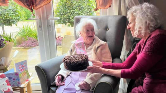 Все дело в одном продукте: 104-летняя британка поделилась секретом долголетия — вы тоже так сможете
