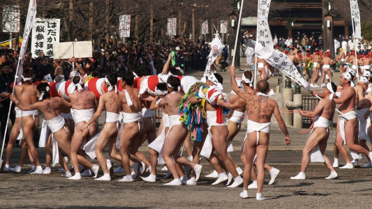 «Решили отменить спустя тысячу лет»: в Японии больше не будут проводить легендарный фестиваль «голых мужчин» — кто выступил против