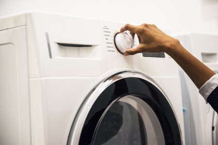Всегда кладу вату в стиральную машину на 30 минут: эффективная чистка техники без усилий — помогут подручные средства