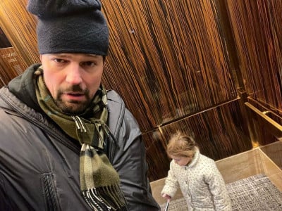 «Платье не снимает»: Акиньшина заявила, что дочь Козловского донашивает одежду за ее детьми
