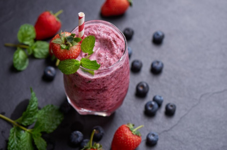 Заменит все желчегонные: Нутрициолог Кислякова предложила рецепт ягодного смузи — готовится за 5 минут и «бьет» по холестерину