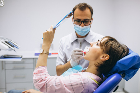 «О проблеме скажут зубы»: врач-стоматолог назвал четыре признака диабета — все понятно и без анализов