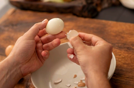 Самый нужный лайфхак к празднику: чистим яйца для салатов за 5 секунд — простой секрет хитрых хозяек
