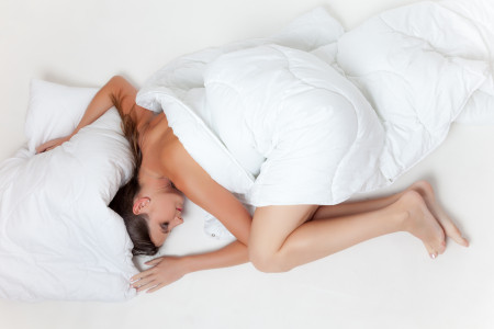 «Дело в одеяле»: ученые раскрыли секрет здорового и крепкого сна — забудете, что такое бессонница
