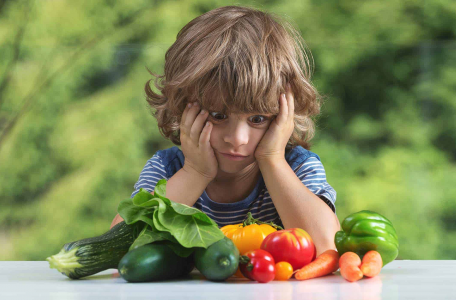 «Задержки развития и еще 4 проблемы»: Врач рассказала об опасности сыроедения и вегетарианства для детей — это не шутки