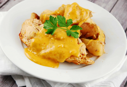 «Обед мечты»: Сочное куриное филе с сыром в духовке — пикантную нотку добавит один секретный ингредиент