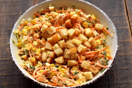 Смешиваем кукурузу, морковь, копчёную курицу и подаём к столу: рецепт вкуснейшего салата без варки — придётся готовить постоянно