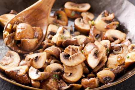 Просто обжарьте грибы на сковороде: Невероятный завтрак приготовите за 20 минут — домашние проглотят тарелки