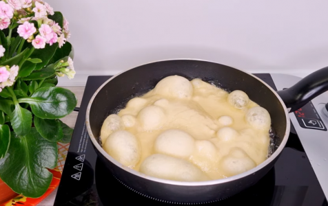 Беру кефир и каплю майонеза: на раз-два готовлю вкуснейшие лепешки без дрожжей — буквально «раздуваются» на сковородке