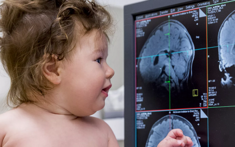 Риск аутизма растет: как детские салфетки вредят структурам мозга — названы 2 опасных вещества