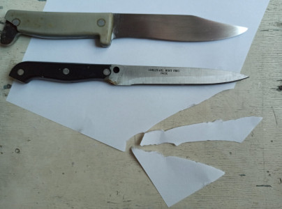 Мясники точат ножи только так: Разрезают даже дерево — точилка не понадобится