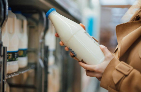 Больше не выкидываю бутылку из-под молока: вот как ее дно помогает в быту — устранит проблемы и сэкономит деньги