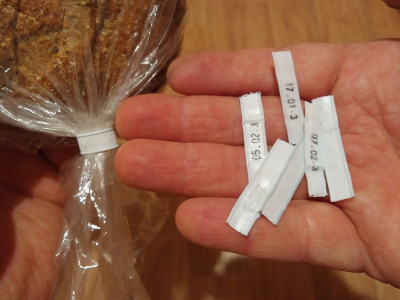 Никогда не выкидываю клипсатор для упаковки хлеба: гениальное приспособление, помогающее в хозяйстве — храню в холодильнике