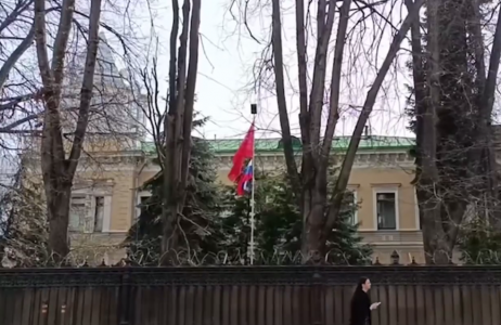«Неожиданно»: на территории посольства Украины в Москве развевается флаг России и Знамя Победы