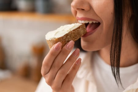 Ешьте столько и не потолстеете: Диетологи раскрыли, сколько хлеба можно употреблять за один прием пищи — больше, чем думаете