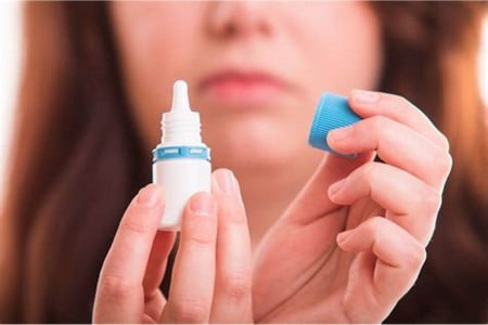 Крайне опасны для гипертоников: врачи рассказали, чем может обернуться бесконтрольное применение капель для носа
