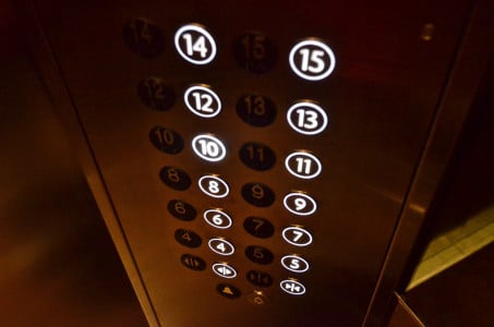 «Это точно предмет уголовного разбирательства»: губернатор Заполярья Чибис прокомментировал ситуацию с лифтами в Североморске