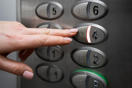 «Это безобразие!»: Андрей Чибис попросил прокуратуру заняться проблемой с массовым отключением лифтов в Североморске
