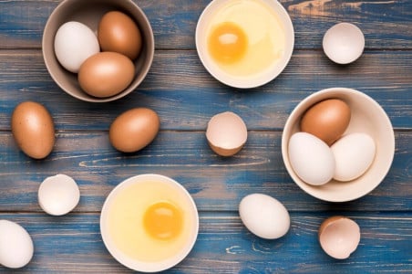 Беру яйца и замачиваю в мыльной воде: вот зачем так нужно — избежите большой беды