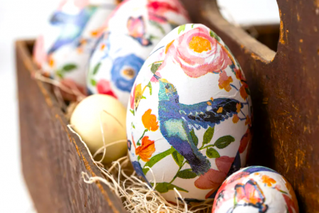 Без красителей, капусты и луковой шелухи: украшаю яйца на Пасху при помощи обычных салфеток — невероятно красиво