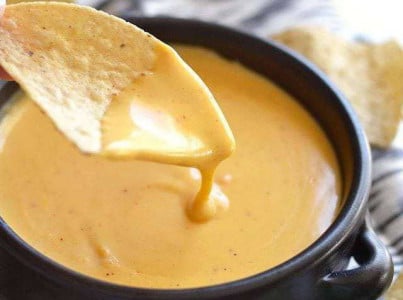 Невозможно оторваться: сырный соус — невероятно вкусный и ароматный