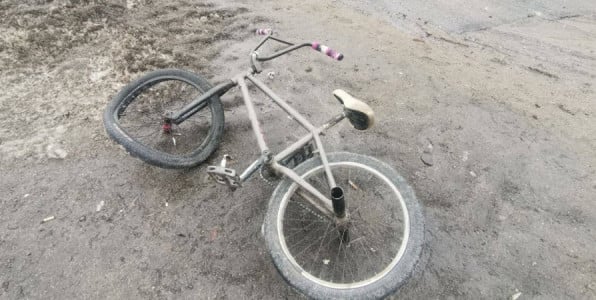 Малолетний велосипедист попал под колеса иномарки в Мурманске — чудом уцелел