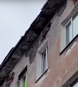 Соцсети: с жилого дома в Мурманске на прохожих падают кирпичи
