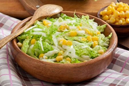 Беру банку кукурузы и немного «пекинки»: получается вкуснейший салат —домашние сметают его за 1 минуту