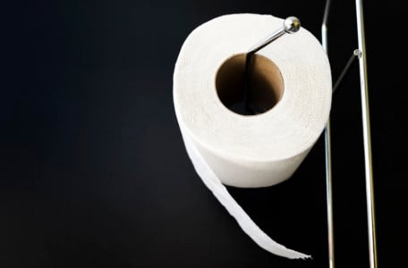 Сдавливаю туалетную бумагу и вешаю на держатель: простой трюк, а выгоды на миллион — смысл просто феноменальный